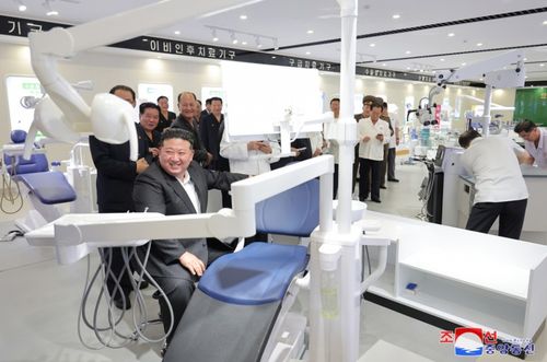 金正恩视察三家重要工厂企业，强调企业管理与战略发展